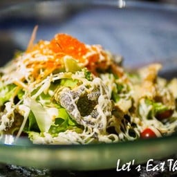 Crispy Salmon Salad with Wasibi Sauce (450 บาท) 