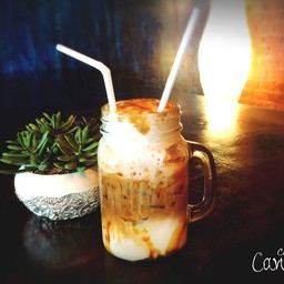 กาแฟสดผสานความหอมหวานของคาราเมลและนมสดหอมมัน ดับร้อน ผ่อนคลาย