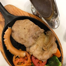 รวมมิตรกระทะร้อน หมู ไก่ ไส้กรอก