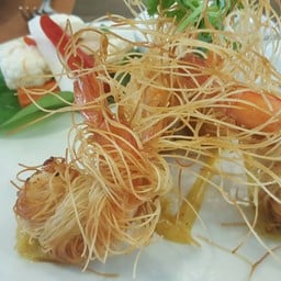 กุ้งปาเต๊ะ กุ้งพันด้วยหมี่สั่ว แล้วนำไปทอดให้กรอบ เสิร์ฟพร้อมน้ำจิ้มรสเด็ด มีกลิ