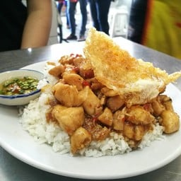 กระเพราไก่ ไข่ดาว