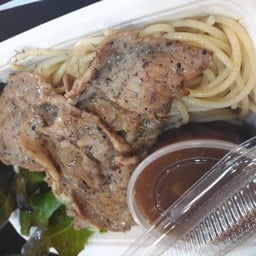 มันสปาเก็ตตี้หมูชาบู ราดซอสไวน์แดง เป็นสูตรพิเศษจากทางร้าน 