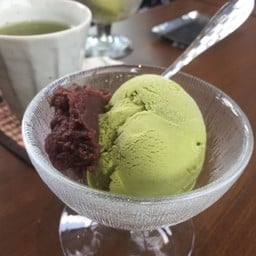 สุดท้ายกับของหวาน ชาเขียวแท้ๆไม่หวาน ขมกำลังอร่อย