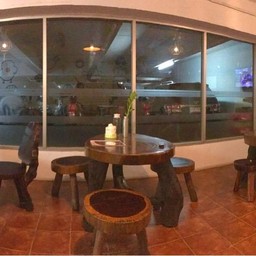 ร้านไม่ใหญ่มาก (คลิกดูรูปใหญ่) อีกครึ่งเป็นมินิมาร์ท