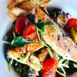 เนื้อแซลมอนอวบๆ มะเขือเทศลูกโตและพริกแห้งรสจัด