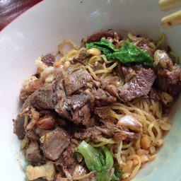 ก๋วยเตี๋ยวหมูเปื่อยในสวน บ้านสันคู