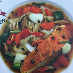 ก๋วยเตี๋ยวเต้าซี่ปลาแซลมอน