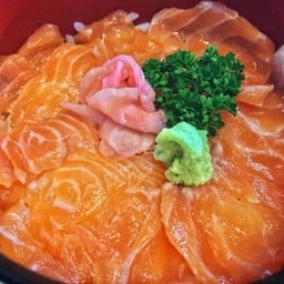 แซลมอนแร่บาง ข้าวเป็นแบบที่ใช้ทำซูชิ