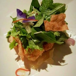 ยำส้มโอ เสิร์ฟพร้อมหมูแป่นกรอบๆ