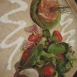 Salad salmon avocado 