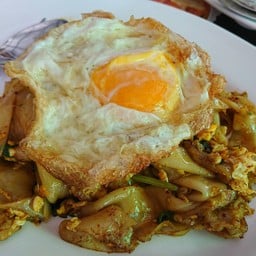 เส้นใหญ่ผัดผงกะหรี่+ไข่ดาว