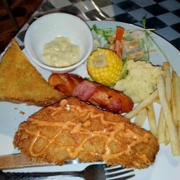 เสต็กปลาดอรี่ทอดกรอบกับไส้กรอก 199 บาท