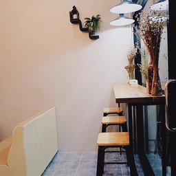 บาร์หน้าร้านที่สามารถมองออกไปนอกร้านได้