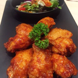 ไก่ทอด เสิร์ฟพร้อมสลัดผัก