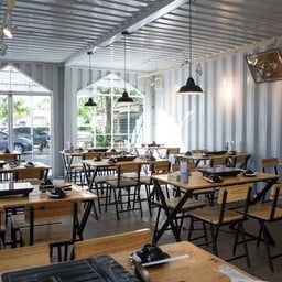 บรรยากาศภายในร้าน ชิวๆ นั่งสบายครับ