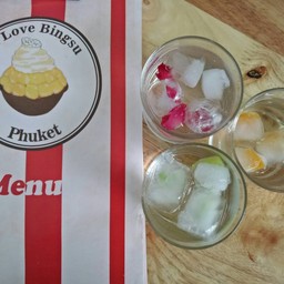 น้ำเปล่าฟรี แต่แอบเก๋ที่น้ำแข็ง มีกลีบกุหลาบ ส้ม และ กีวี่ อยู่ในน้ำแข็งด้วย