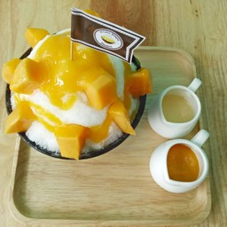 อันนีิเค้าเสริฟ์มาพร้อมกับซอสมะม่วง ไม่หวานมาก รสชาติกำลัง อีกถ้วยเป็นนมข้น