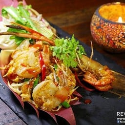 กุ้งเด้งตัวเส้นหนึบหนับดีโดดเด่นด้วยรสมือผัดที่ออกมาฉ่ำรสเข้มข้นออกหวานนำชัดเจน