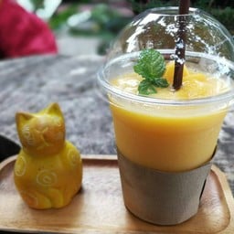 แมงโก้ lassi เป็นเมนูใหม่ของร้าน อร่อย  มีรสชาติที่เป็นเนื้อมะม่วงล้วนๆ มาลิ้มลอ