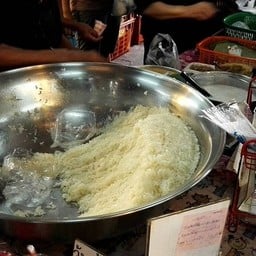 ข้าวเหนียวมูล ลุงใจดีกะป้าอารมณ์เสีย ตลาดรุ่งเจริญ สาธุประดิษฐ์