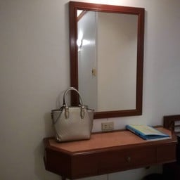 มีโต๊ะเครื่องแป้งแต่ไม่มีเก้าอี้้นั่ง ยืนแต่งหน้าไปนะจ๊ะ