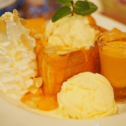 โทสต์ชาไทย กรอบนอกนุ่มใน หอมอร่อยด้วยกลิ่นเนยอบซอสชาไทย ทานพร้อมกับวิปปิ้งครีม แ