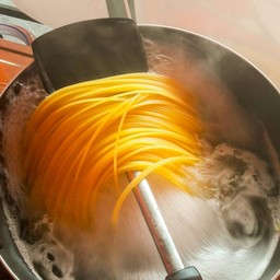 สปาเก็ตี้สีทองสดใหม่ทุกวัน