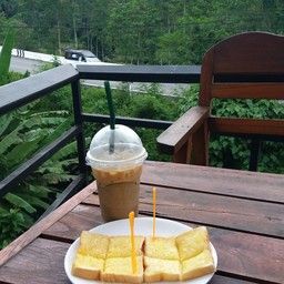 กาแฟสดผสมถั่งเช่า เย็น 60 ฿ , ปังเนย-นม 30 ฿