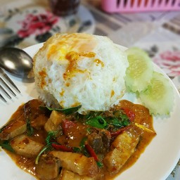 หมูกรอบผัดพริกแกง