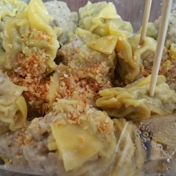 โรยกระเทียมเจียวเยอะๆ ...