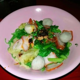 ชายสี่ บะหมี่เกี๊ยว หน้าหอประชุม