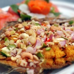 ปลากระพงทอดสมุนไพร