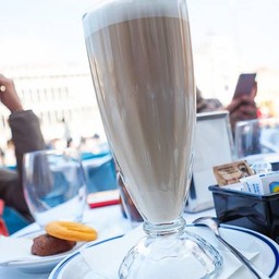 Latte €9 (329 บาท) 