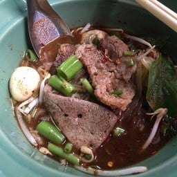 เจ๊งูเห่าก๋วยเตี๋ยวเรือหมู