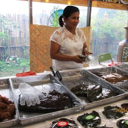 กาละแมกวนสดใหม่ แม่ค้าเสนอให้ชิมก่อนซื้อได้