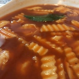 แกงส้มกุ้งยอดมะพร้าว