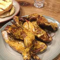 สั่งชุด Full Platter จะได้ไก่ 1 ตัว 4 ชิ้นใหญ่ๆ ราดซอสที่เราเลือก