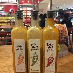 หยิบซอสเองได้จากเค้าท์เตอร์กลางร้าน เราชอบรสชาติ Extra Hot ผสมกับ Wild Herb