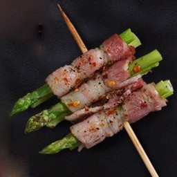 เบคอนพันหน่อไม้ฝรั่ง 培根芦笋卷 1 个串