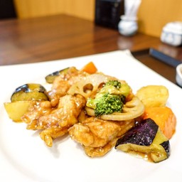 ไก่ผัดซอสคุโรสุ (239THB)