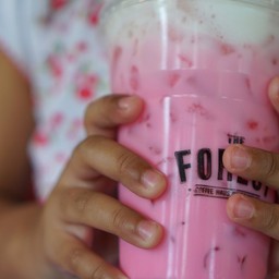 นมชมพูเย็น