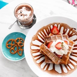 วาฟเฟิลสตรอว์เบอร์รี่ไอติม กับ ช็อคโกแล็ตร้อน น่ารักสุดๆ