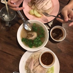 ไก่เนื้อแน่นเว่อ น้ำซุปก็ฟินเฟร่อ