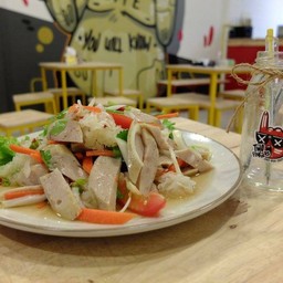 ยำหมูยอรสเด็ด ที่ว่าเด็ดเพราะที่ร้านนี่ใช้หมูยอลุงบาน หมูล้วนๆจ้า