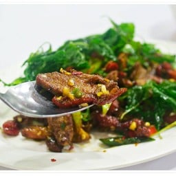 กะเพราเป็ด  100B : เขาเอาเป็ดไปคั่วให้แห้งๆ ก่อน