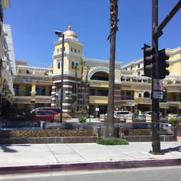 ตรงกันข้ามกับตึกนี้