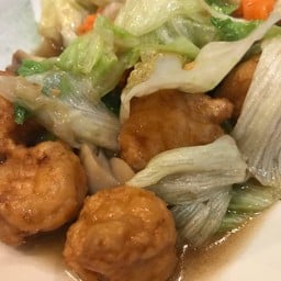 ผักกาดแก้วผัดลูกชิ้นกุ้ง