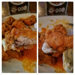 ไก่ทอดกรอบไม่มาก ฉ่ำซอสกลางๆ รสเปรี้ยวนำแบบvinegar เผ็ดน้อย ไม่หวาน มันนิดๆ