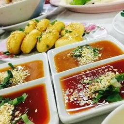 น้ำจิ้มชาบู มีแนวสุกี้กับหวานน้อย แต่ส่วนมากลูกค้าชอบน้ำจิ้ม้ผ็นของหมูกระทะที่สู