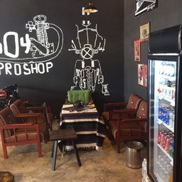 นั่งจิบเบียร์ชิลล์ชิว